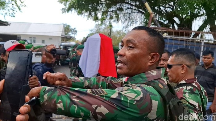 Serma Christian Namo saat menjemput jenazah anaknya, Prada Lucky Chepril Saputra Namo, di Bandara El Tari Kupang, NTT, Kamis (7/8/2025). (Foto: Yufengki Bria/detikBali)