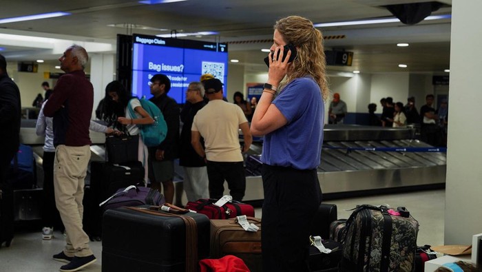 Sistem PenaPenumpang Terlantar gegara Ada Gangguan Sistem Penerbangan United Airlines erbangan United Airlines Terganggu, Penumpang Jadi Terlantar Gangguan sistem membuat United Airlines lumpuh di sejumlah bandara AS. Penumpang terlantar dan menunggu bagasi di tengah kekacauan operasional.