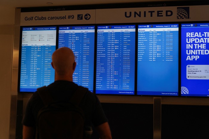 Gangguan sistem membuat United Airlines lumpuh di sejumlah bandara AS. Penumpang terlantar dan menunggu bagasi di tengah kekacauan operasional.