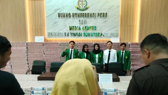Siswa magang rebutan foto di uang Rp 506.150.000.000 sitaan Kejati dari PT BSS dan PT SAL