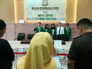 Pemagang di Kejati Sumsel Asyik Swafoto Bersama Uang Sitaan Kasus Korupsi Bank