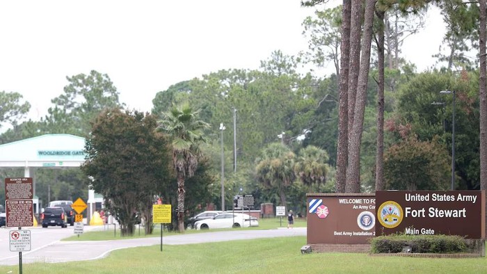 Traffic enters Fort Stewart at the main entrance gate following an active shooter incident on the U.S. Army base located in Hinesville, Georgia, U.S. August 6, 2025. Richard Burkhart/USA Today Network via REUTERS. Purchase Licensing Rights