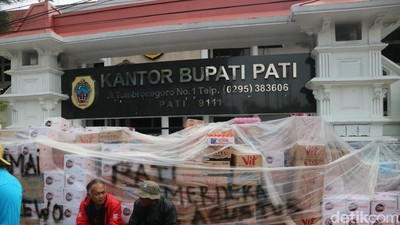 Melimpah! Donasi Tolak PBB Pati Naik 250% Berjejer di Kantor Bupati