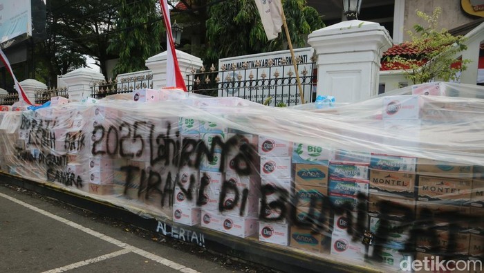Situasi posko aliansi masyarakat Pati bersatu menolak kenaikan PBB sebesar 250 persen di Alun-alun Pati, Kamis (7/8/2025).