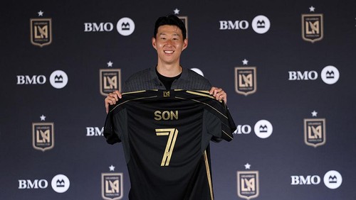 LOS ANGELES, CALIFORNIA - AUGUST 6: Son Hueng-Min of Los Angeles Football Club poses with his jersey after he was introduced during a news conference at BMO Stadium on August 6, 2025 in Los Angeles, California. (Photo by Kevork Djansezian/Getty Images)