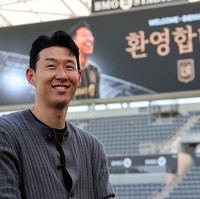Pesepakbola Son Heung Min eksis sebagai kapten timnas Korea Selatan dan kini bermain untuk klub Los Angeles FC. Tak mengherankan jika ia terus memuncaki daftar ‘Power Celebrity 40’. Foto: Getty Images/Kevork Djansezian