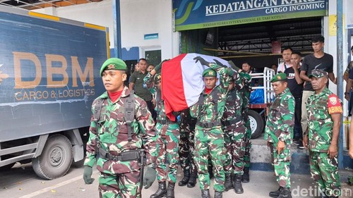Suasana penjemputan jenazah Prada Lucky Chepril Saputra Namo di kedatangan kargo Bandara El Tari Kupang, NTT, Kamis (7/8/2025). (Foto: Yufengki Bria/detikBali)
