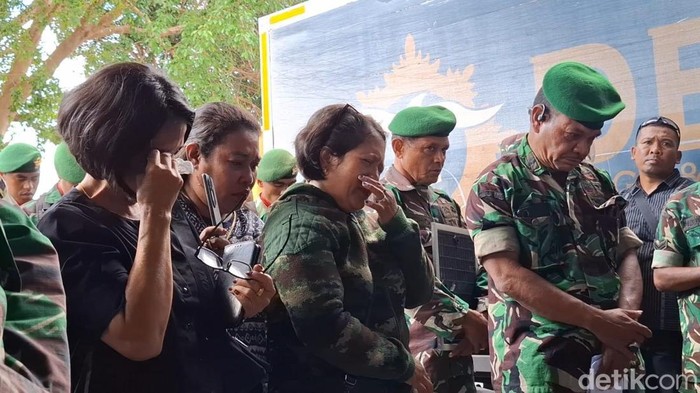 Suasana penjemputan jenazah Prada Lucky Chepril Saputra Namo di kedatangan kargo Bandara El Tari Kupang, NTT, Kamis (7/8/2025). (Foto: Yufengki Bria/detikBali)