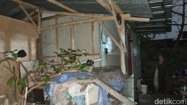Suasana rumah yang dipakai pelaku judi online atau judol di Banguntapan, Bantul, Kamis (7/8/2025). Para pelaku sudah ditangkap Polda DIY dalam penggerebekan beberapa hari lalu.