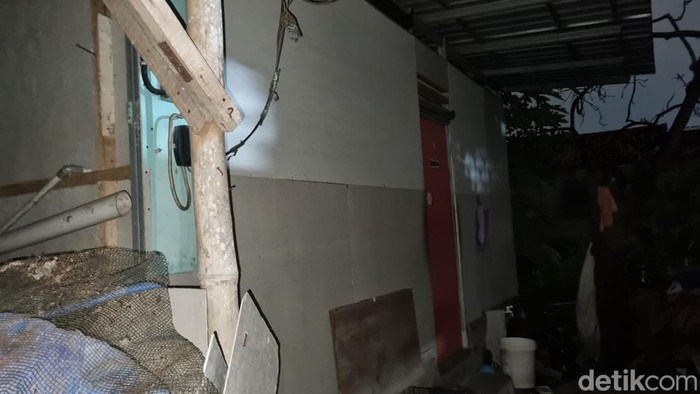 Suasana rumah yang dipakai pelaku judi online atau judol di Banguntapan, Bantul, Kamis (7/8/2025). Para pelaku sudah ditangkap Polda DIY dalam penggerebekan beberapa hari lalu.