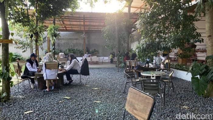 Suasana salah satu kafe di Bandung.
