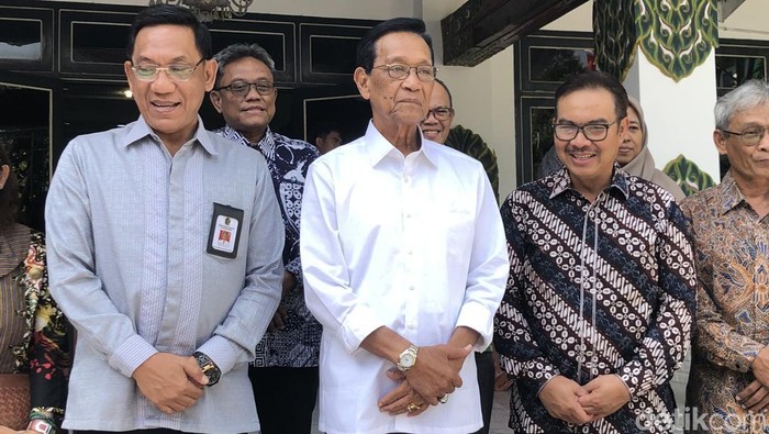 Gubernur DIY Sri Sultan Hamengku Buwono X usai menyambangi Balai Kota Jogja, Kamis (7/8/2025).