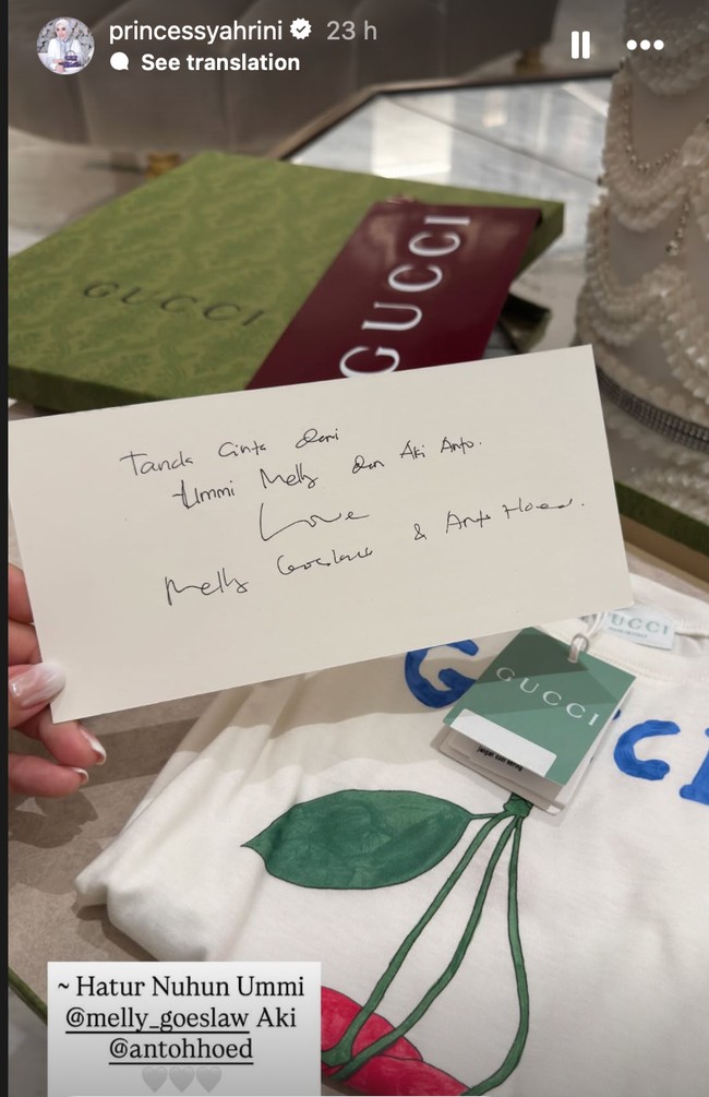 Hadir di perayaan ulang tahun Syahrini, Melly Goeslaw dan suaminya, Anto Hoed memberikan kado dari merek mewah Gucci. Keduanya memilih sebuah pakaian berwarna putih yang dilengkappi dengan tulisan Gucci dan gambar di bagian bawah tulisannya. Foto: Instagram/@princessyahrini