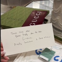 Hadir di perayaan ulang tahun Syahrini, Melly Goeslaw dan suaminya, Anto Hoed memberikan kado dari merek mewah Gucci. Keduanya memilih sebuah pakaian berwarna putih yang dilengkappi dengan tulisan Gucci dan gambar di bagian bawah tulisannya. Foto: Instagram/@princessyahrini