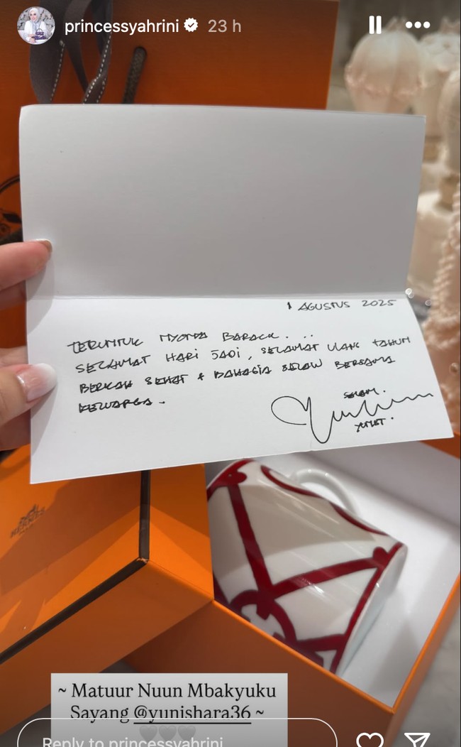 Yuni Shara memilih hadiah dari merek mewah Hermes. Dalam foto yang dibagikan terlihat sebuah gelas putih bercorak yang dibungkus dalam kotak dan paper bag oranye khas Hermes. Juga terdapat kartu ucapan spesial dari Yuni. Foto: Instagram/@princessyahrini