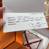 Yuni Shara memilih hadiah dari merek mewah Hermes. Dalam foto yang dibagikan terlihat sebuah gelas putih bercorak yang dibungkus dalam kotak dan paper bag oranye khas Hermes. Juga terdapat kartu ucapan spesial dari Yuni. Foto: Instagram/@princessyahrini