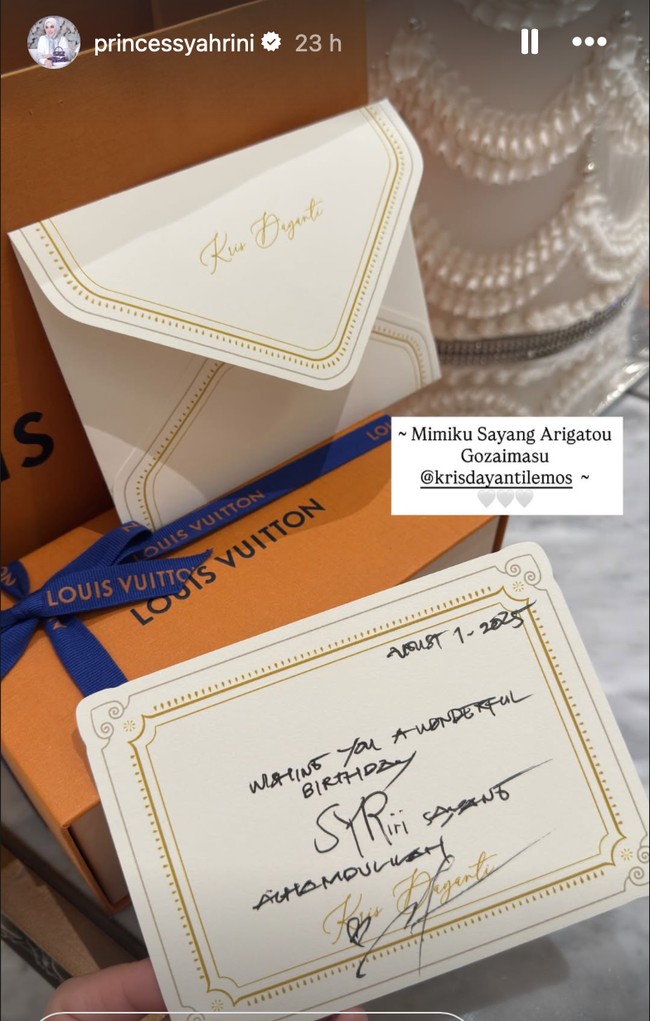 Tak hanya Yuni, Krisdayanti yang juga ikut meramaikan perayaan ulang tahun Syahrini turut memberikan istri Reino Barack itu hadiah. Berbeda dengan Yuni, Krisdayanti memilh hadiah dari merek Louis Vuitton. Krisdayanti juga memberikan kartu ucapan unik yang di custom dengan nama Kris Dayanti. Foto: Instagram/@princessyahrini