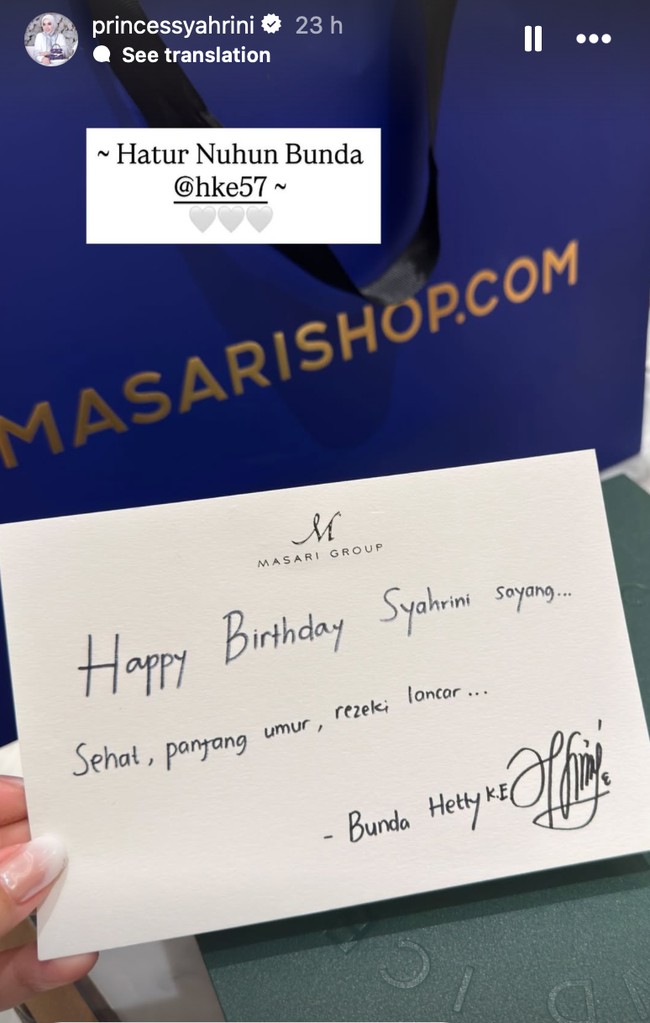 Tak ketinggalan Hetty Koes Endang yang memberikan kado dengan paper bag biru bertuliskan masarishop.com. Setelah ditelusuri, situs online tersebut menjual beragam barang fashion untuk wanita, pria, hingga bayi. Foto: Instagram/@princessyahrini