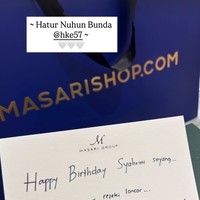 Tak ketinggalan Hetty Koes Endang yang memberikan kado dengan paper bag biru bertuliskan masarishop.com. Setelah ditelusuri, situs online tersebut menjual beragam barang fashion untuk wanita, pria, hingga bayi. Foto: Instagram/@princessyahrini