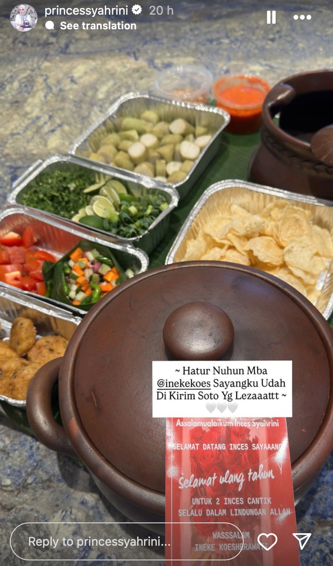 Beda dari para rekan artis lain yang memberikan barang, Ineke Koesherawati memilih mengirimkan soto untuk Syahrini dan keluarga. Soto tersebut lengkap dengan perkedel, lontong, dan beragam pelengkapnya. Foto: Instagram/@princessyahrini