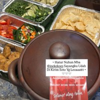 Beda dari para rekan artis lain yang memberikan barang, Ineke Koesherawati memilih mengirimkan soto untuk Syahrini dan keluarga. Soto tersebut lengkap dengan perkedel, lontong, dan beragam pelengkapnya. Foto: Instagram/@princessyahrini