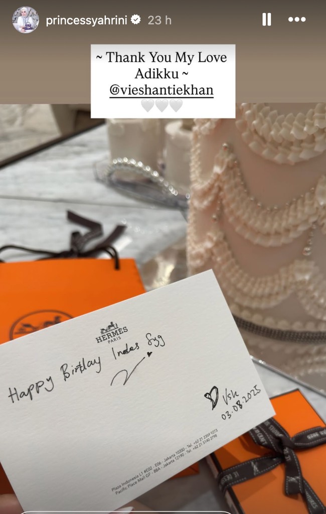 Salah satu rekan Syahrini yang merupakan pengusaha, Vie Shantie Khan, memberikan hadiah dari merek mewah Hermes. Sayangnya Syahrini tak memamerkan isi kadonya tersebut. Foto: Instagram/@princessyahrini