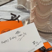 Salah satu rekan Syahrini yang merupakan pengusaha, Vie Shantie Khan, memberikan hadiah dari merek mewah Hermes. Sayangnya Syahrini tak memamerkan isi kadonya tersebut. Foto: Instagram/@princessyahrini