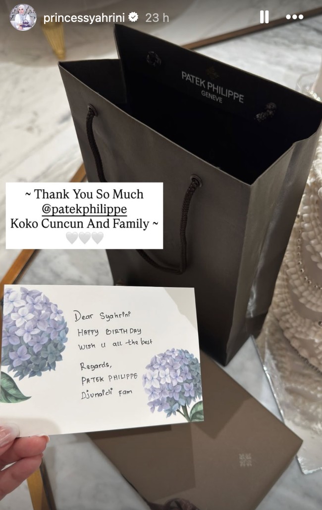 Dari salah satu story Instagram Syahrini juga terlihat jika penyanyi 45 tahun itu menerima sebuah jam tangan mewah dari Patek Philippe. Hadiah tersebut diterimanya dari Djunaidi Fam atau yang dipanggil Syahrini dengan sebutan koko Cuncun. Foto: Instagram/@princessyahrini