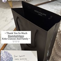 Dari salah satu story Instagram Syahrini juga terlihat jika penyanyi 45 tahun itu menerima sebuah jam tangan mewah dari Patek Philippe. Hadiah tersebut diterimanya dari Djunaidi Fam atau yang dipanggil Syahrini dengan sebutan koko Cuncun. Foto: Instagram/@princessyahrini