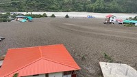 Rumah-rumah di Dharali terlihat terendam lumpur tebal dan bebatuan besar. Desa di pegunungan Himalaya itu kini berubah menjadi zona bencana. Foto: Indian Army Central Command via X/Handout via REUTERS
