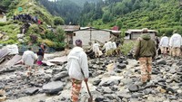 Petugas menyusuri reruntuhan mencari korban. Dharali merupakan sebuah desa berpenduduk sekitar 200 jiwa di distrik Uttarkashi yang terletak di ketinggian lebih dari 1.150 meter (3.775 kaki). Desa ini sebagai tujuan wisata sekaligus tempat persinggahan utama bagi para peziarah Hindu dalam perjalanan menuju Gangotri, sebuah kota kuil suci. Foto: Indo-Tibetan Border Police/Handout via REUTERS