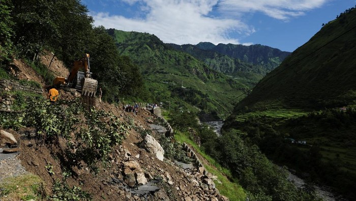 Tanah longsor melanda Bhatwadi, Uttarkashi, India, merusak jalan dan memutus akses warga. Bencana terjadi usai hujan deras mengguyur wilayah pegunungan.
