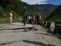 Tanah Longsor Lumpuhkan Akses Jalan di India Utara
