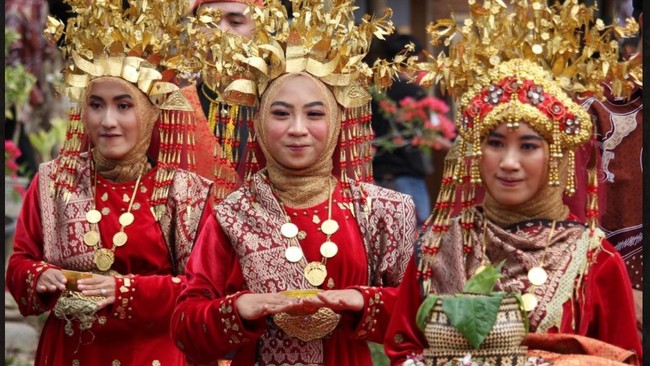 Ciri Khas 22 Suku di Indonesia, Aneka Budaya dari Aceh hingga Sulawesi (1)