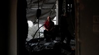 Aksi penghancuran ini memicu kemarahan dan kesedihan warga sekitar. Sejumlah warga Palestina tampak memeriksa puing-puing bangunan, sementara yang lain hanya bisa duduk termenung menyaksikan sisa-sisa tempat tinggal yang telah rata dengan tanah. REUTERS/Mussa Qawasma