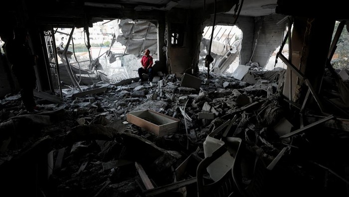Tentara Israel menghancurkan rumah milik seorang warga Palestina di Hebron, wilayah Tepi Barat yang diduduki, pada Rabu (7/8/2025). Rumah tersebut diketahui merupakan milik seorang warga Palestina yang sebelumnya dituduh melakukan serangan terhadap warga Israel. REUTERS/Mussa Qawasma