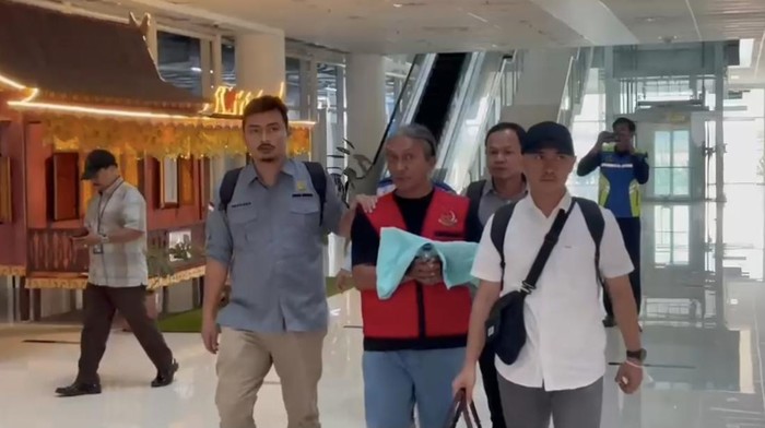 Terpidana saat berada di Bandara Jambi usai ditangkap di Jakarta