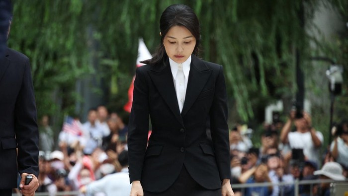 South Koreas former first lady Kim Keon Hee arrives at the special prosecutors office in Seoul, South Korea, August 6, 2025.  REUTERS/Kim Hong-Ji