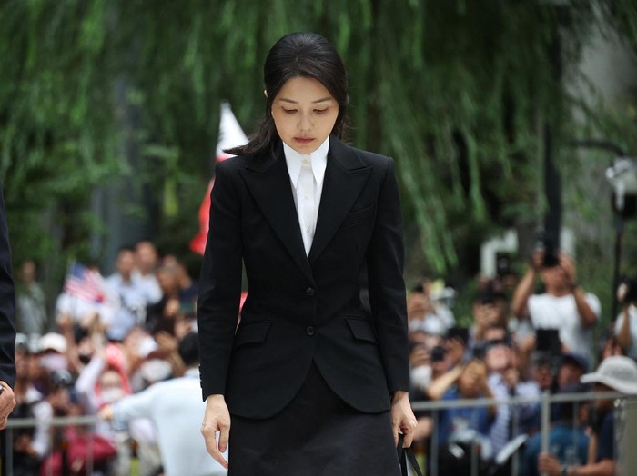 South Koreas former first lady Kim Keon Hee arrives at the special prosecutors office in Seoul, South Korea, August 6, 2025.  REUTERS/Kim Hong-Ji