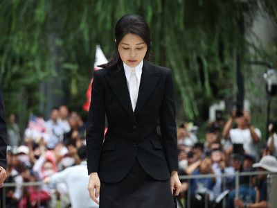 Tertunduk, Mantan Ibu Negara Korsel Diselidiki Kasus Hadiah Mewah