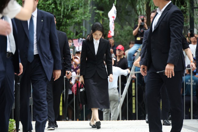 South Koreas former first lady Kim Keon Hee arrives at the special prosecutors office in Seoul, South Korea, August 6, 2025.  REUTERS/Kim Hong-Ji