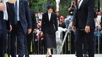 Mantan Ibu Negara Korea Selatan, Kim Keon‑Hee, tiba di kantor penyidik khusus di Seoul, Rabu (6/8/2025). Ia akan diperiksa terkait dugaan suap dan manipulasi saham. REUTERS/Kim Hong-Ji  