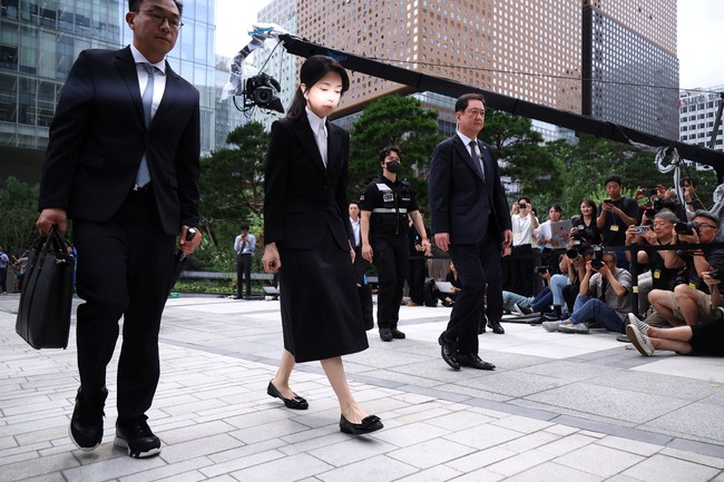 South Koreas former first lady Kim Keon Hee arrives at the special prosecutors office in Seoul, South Korea, August 6, 2025.  REUTERS/Kim Hong-Ji