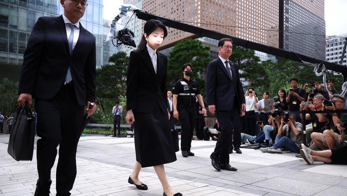 Tertunduk, Mantan Ibu Negara Korsel Diselidiki Kasus Hadiah Mewah South Korea's former first lady Kim Keon Hee arrives at the special prosecutor's office in Seoul, South Korea, August 6, 2025. REUTERS/Kim Hong-Ji