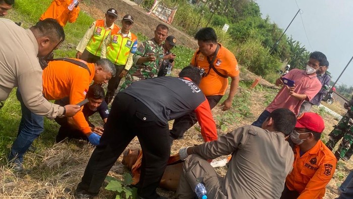 Petugas mengevakuasi jenazah Misno yang tertabrak KA Gumarang di Pakal Surabaya