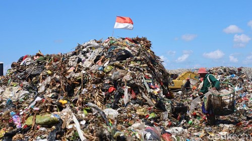 Pemulung di antara gunung sampah di TPA Suwung, Kamis (7/8/2025).