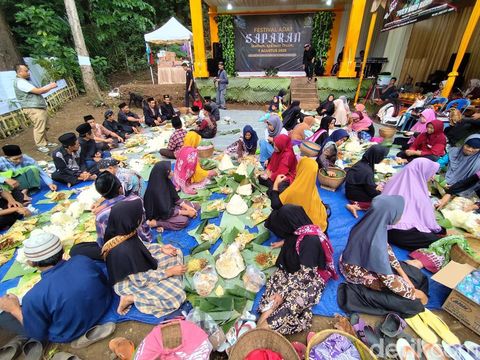 Warga Dusun Telaga, Desa Gumelem Kulon, Susukan, Banjarnegara, saat menggelar tradisi saparan dekat Sendang Krama Teleng, Kamis (7/8/2025).