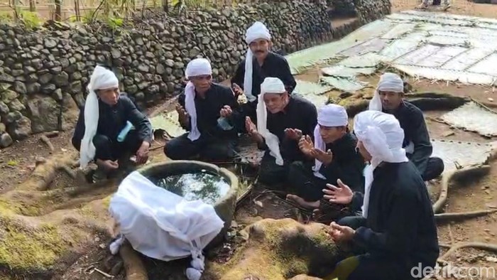 Warga Dusun Telaga, Desa Gumelem Kulon, Susukan, Banjarnegara, saat menggelar tradisi saparan dekat Sendang Krama Teleng, Kamis (7/8/2025).