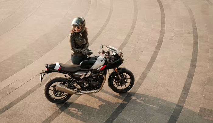 Triumph Thruxton 400.