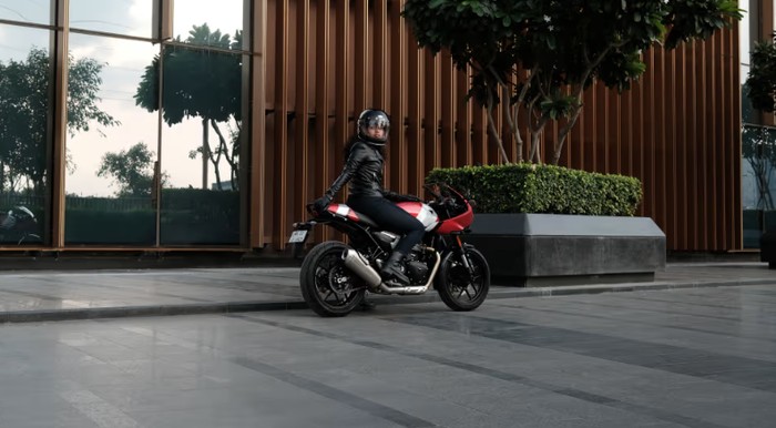 Triumph Thruxton 400.